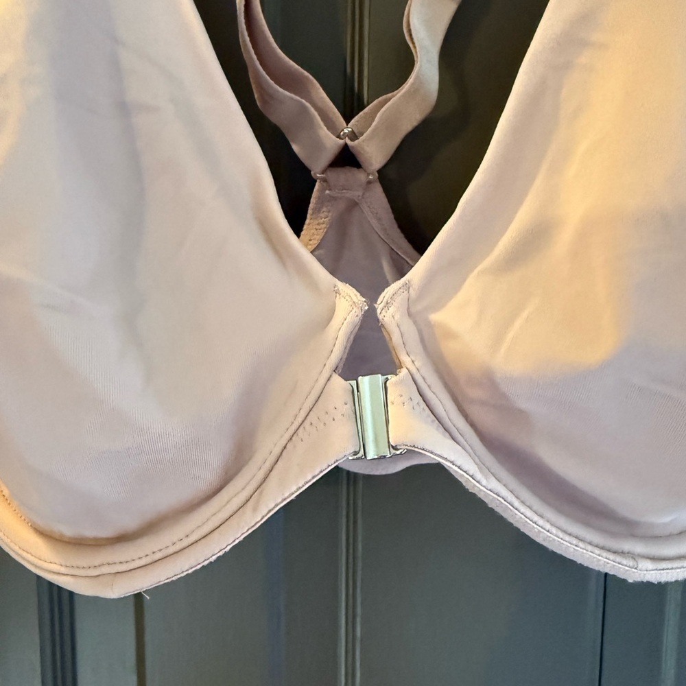 2 Delmira Elegant Women's  Bras in Soft Pink and black. 2 Bras. Front Buckle